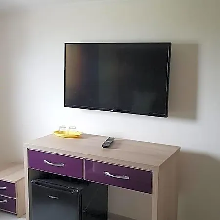 Hotel Fara Nume *